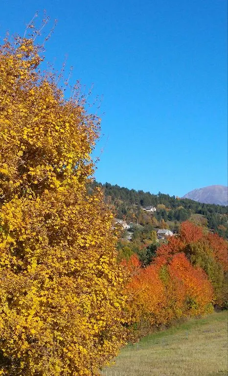 Hotel Les Roches Fleuries à Prunières Maison d'hôtes
